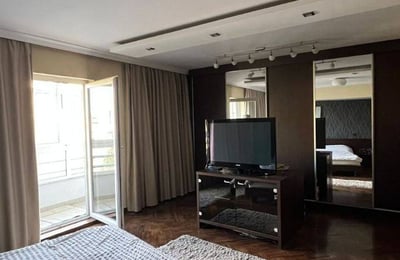 Alquiler de un espacioso apartamento de 3 habitaciones, 125 m², centro de la ciudad, Belgrado, Serbia